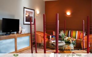 波爾萊扎的住宿－帕爾科獨立酒店，带沙发、电视和桌子的客厅