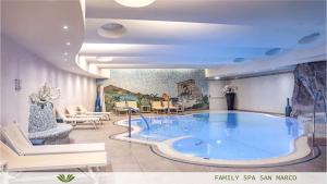 a large blue bath tub in a room at Dependence del Parco in Porlezza