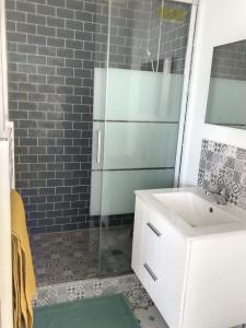 Łazienka w obiekcie Résidence Appartements Niort wifi-parking