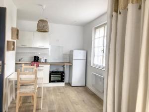 Kuchnia lub aneks kuchenny w obiekcie Résidence Appartements Niort wifi-parking