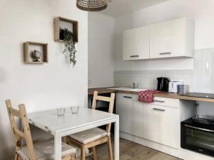 Kuchnia lub aneks kuchenny w obiekcie Résidence Appartements Niort wifi-parking