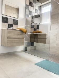 prysznic ze szklanymi drzwiami w łazience w obiekcie Résidence Appartements Niort wifi-parking w mieście Niort
