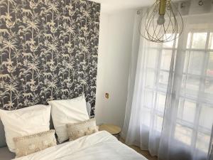Łóżko lub łóżka w pokoju w obiekcie Résidence Appartements Niort wifi-parking