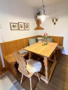 drewniany stół i krzesła w pokoju w obiekcie Burgi Kefer w mieście Bad Ischl