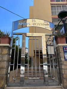 un edificio con una puerta delante de él en Roymar 14 Playa, en Benidorm