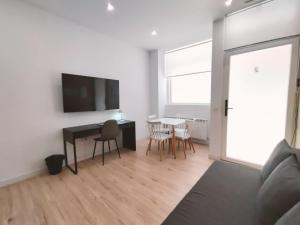 TV a/nebo společenská místnost v ubytování Apartamentos La Brava by gaiarooms