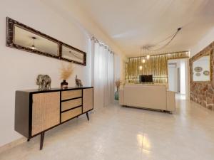 - un salon avec une commode et un canapé dans l'établissement LA Casa Di Lusso N4 - Adults Only, à Kolimbia 16 autres photos