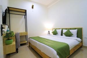 Postel nebo postele na pokoji v ubytování Around Stays Rishikesh, Tapovan