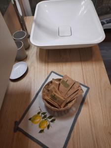 una ciotola di carta su un tavolo accanto a un computer portatile di Il limone a Gargnano
