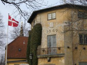 un edificio con una bandera delante de él en ApartmentInCopenhagen Apartment 1170 en Copenhague