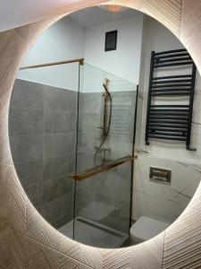 een badkamer met een glazen douche en een toilet bij Łódź4HOME Apartament in Łódź