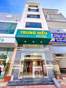 a building with a sign for a hotel at Hotel trung hiếu in Ha Long