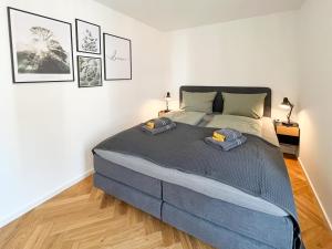 ein Schlafzimmer mit einem großen Bett in einem Zimmer in der Unterkunft Wohnperle*ElbOase*einzigartig*hochwertig*ruhig in Dresden