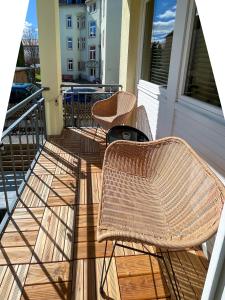 um alpendre com 2 cadeiras e uma mesa na varanda em Wohnperle*ElbOase*einzigartig*hochwertig*ruhig em Dresden