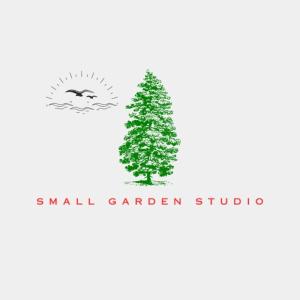 logo małego ogrodu z sosną w obiekcie Small Garden Studio w mieście Kawala