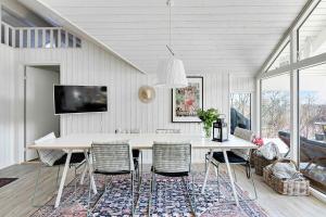 Μια τηλεόραση ή/και κέντρο ψυχαγωγίας στο Holiday Home Within Walking Distance To The Water