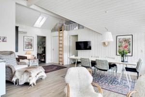 Μια τηλεόραση ή/και κέντρο ψυχαγωγίας στο Holiday Home Within Walking Distance To The Water