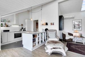 Η κουζίνα ή μικρή κουζίνα στο Holiday Home Within Walking Distance To The Water +17 φωτογραφίες