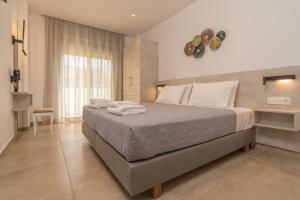 um quarto com uma cama com toalhas em Evriali Comfort Living em Palaiochora