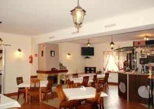 Un restaurante con mesas y sillas y un bar. en Wilimy Domek przy plaży jeziora Dadaj, en Biskupiec