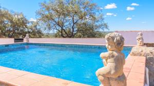 Basen w obiekcie Casa rural Navalonguilla Santa Olalla del Cala by Ruralidays lub w pobliżu