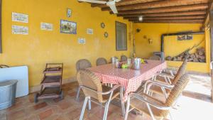 Część wypoczynkowa w obiekcie Casa rural Navalonguilla Santa Olalla del Cala by Ruralidays