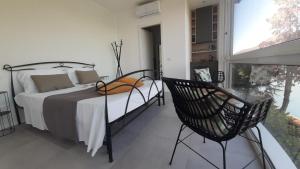 una camera da letto con un letto e una sedia di Top Lake View a Faggeto Lario Altre 18 foto