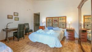 Łóżko lub łóżka w pokoju w obiekcie Casa rural Navalonguilla Santa Olalla del Cala by Ruralidays