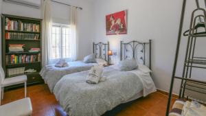 Łóżko lub łóżka w pokoju w obiekcie Casa rural Navalonguilla Santa Olalla del Cala by Ruralidays