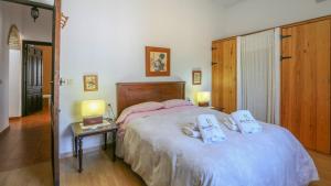 Łóżko lub łóżka w pokoju w obiekcie Casa rural Navalonguilla Santa Olalla del Cala by Ruralidays