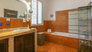 łazienka z umywalką i wanną w obiekcie Casa rural Navalonguilla Santa Olalla del Cala by Ruralidays w mieście Almadén de la Plata