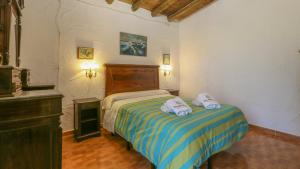 Łóżko lub łóżka w pokoju w obiekcie Casa rural Navalonguilla Santa Olalla del Cala by Ruralidays