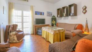 Telewizja i/lub zestaw kina domowego w obiekcie Casa rural Navalonguilla Santa Olalla del Cala by Ruralidays