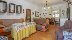Część wypoczynkowa w obiekcie Casa rural Navalonguilla Santa Olalla del Cala by Ruralidays
