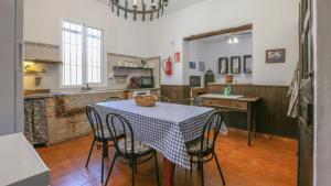 Kuchnia lub aneks kuchenny w obiekcie Casa rural Navalonguilla Santa Olalla del Cala by Ruralidays