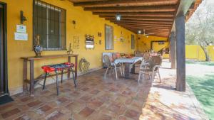 Patio lub wspólna przestrzeń na świeżym powietrzu w obiekcie Casa rural Navalonguilla Santa Olalla del Cala by Ruralidays