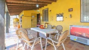 Telewizja i/lub zestaw kina domowego w obiekcie Casa rural Navalonguilla Santa Olalla del Cala by Ruralidays