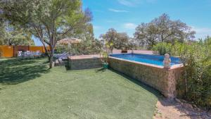 Basen w obiekcie Casa rural Navalonguilla Santa Olalla del Cala by Ruralidays lub w pobliżu
