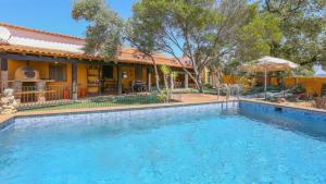 duży basen przed domem w obiekcie Casa rural Navalonguilla Santa Olalla del Cala by Ruralidays w mieście Almadén de la Plata