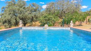 Basen w obiekcie Casa rural Navalonguilla Santa Olalla del Cala by Ruralidays lub w pobliżu