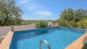 Basen w obiekcie Casa rural Navalonguilla Santa Olalla del Cala by Ruralidays lub w pobliżu