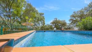 Basen w obiekcie Casa rural Navalonguilla Santa Olalla del Cala by Ruralidays lub w pobliżu