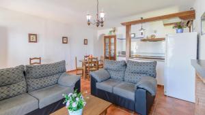 ein Wohnzimmer mit 2 Sofas und einem Tisch in der Unterkunft Villanueva - Casa 2 Conil Frontera by Ruralidays in Conil de la Frontera