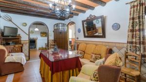 sala de estar con sofá y mesa en Cortijo la Algallumbilla Carcabuey by Ruralidays, en Carcabuey