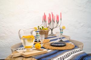 una mesa con una bebida y una cesta de comida en Calma Hotel en Ciutadella