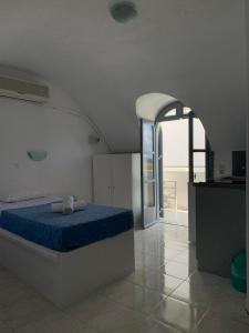 A bed or beds in a room at M.G. Hotel Studio & Apts