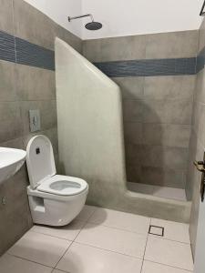 A bathroom at M.G. Hotel Studio & Apts
