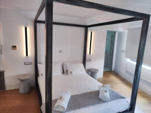 sypialnia z łóżkiem z baldachimem i lustrem w obiekcie Gazi pool house w Atenach