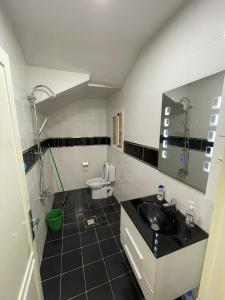 Baño pequeño con lavabo y aseo en Al Hoceima Ajdir Maroc - Maison 5 chambres 10 personnes en Alhucemas