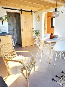 um quarto com uma mesa e cadeiras e uma sala de jantar em NEW! Tiny House Lantliv Oostkapelle, bij de boer em Oostkapelle